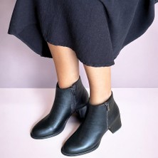 Siyah Deri Kalın Kalın Topuklu Yuvarlak Burunlu Kadın Kısa Bot