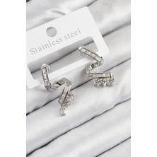 Pirinç Zirkon Taşlı Kıvrımlı Model Gümüş Renk Kadın Küpe