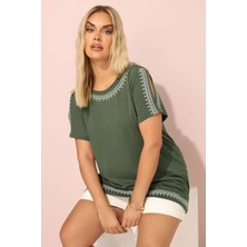 Büyük Beden Bisiklet Yaka Kısa Kollu Omuz Detaylı Etnik Nakışlı T-Shirt 304228