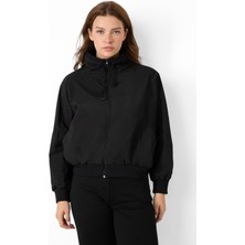 Spor Kadın Dik Yaka Su ve Rüzgar Geçirmez Oversize Crop Mevsimlik Yağmurluk Rüzgarlık