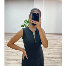 Kolsuz ve Fermuar Detaylı Rahat Elbise