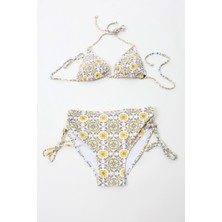Kadın Beyaz Sarı Mavi Desenli Astarlı Ip Bağlamalı Yüksek Bel Üçgen Bikini Takım HZL24S-LC3308