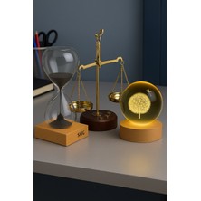 Manyetik Kum Saati, Adalet Terazisi ve Ahşap Standlı Işıklı Karahindiba Küre 3’lü Masaüstü Ofis Seti