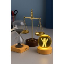 3’lü Masaüstü Dekoratif Set – Manyetik Kum Saati, Adalet Terazisi ve Ahşap Standlı Astronot Işıklı Küre