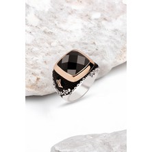 Silverplus Gümüş Fasetli Siyah Zirkon Taşlı Kenarları Tuğralı Erkek Yüzük