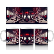 Gotik Saray Içinde Kırmızı Mumlarla Karanlık Cadılar Bayramı Baskılı Kupa Bardak