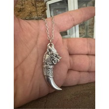 Ejderha Dişi Desen Unisex Kolye – Metal  Zincirli, Güç ve Efsanevi Koruma Sembolü