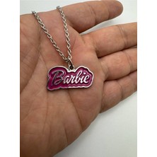 Silver Yazılı Pembe Barbie Logo Desen Kolye – Metal  Zincirli Şık ve Trendy Takı