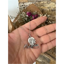 Kemal Atatürk Imza ve Silüet Desen Kolye – Gümüş Renk Unisex Metal Takı