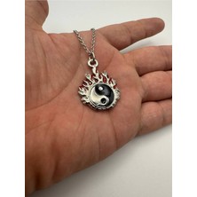 Kırmızı Alevli Ying Yang Sembolü Unisex Kolye – Metal  Zincirli, Zamak Metal Aşk ve Denge Temalı Takı