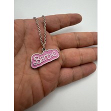 Barbie Yazılı Pembe Desen Kolye – Metal  Zincirli Şık ve Modern Takı