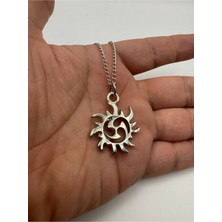 Güneş Motifli Shuriken Kolye – Metal  Zincirli Japon Ninja Desen Unisex Aksesuar