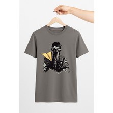 Vecihi Geliyor Pilot ve Kağıt Uçak Silüeti Unisex Tshirt Pilot - Havacı - Uçak Tutkunu