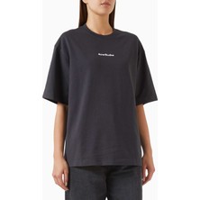 Siyah Stamp Logo Rahat Kesim T-Shirt - %100 Organik Pamuk ile Şıklığı Yakalayın