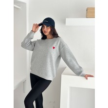 Kadın Kalp Nakışlı Sweatshirt – Sade & Sevgi Dolu Stil