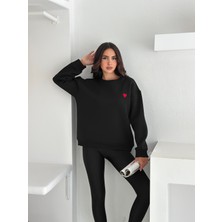 Kadın Kalp Nakışlı Sweatshirt – Sade & Sevgi Dolu Stil