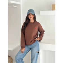 Kadın Kalp Nakışlı Sweatshirt – Sade & Sevgi Dolu Stil