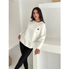 Kadın Kalp Nakışlı Sweatshirt – Sade & Sevgi Dolu Stil