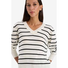 DeFacto Relax Fit V Yaka Yumuşak Dokulu Çizgili Triko Kazak A2359AX25WN