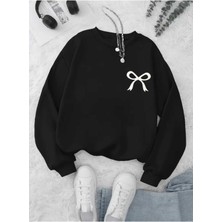 Beyaz Kurdele Göğüs Baskılı Bisiklet Yaka Siyah Sweatshirt