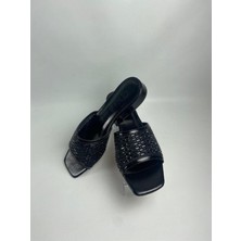 Ortu Siyah Cilt Işlemeli Terlik