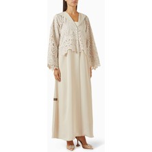 Şık Overlay Schiffli Net Abaya ile Zamansız ve Modern Görünümünüzü Yakalayın