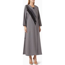 Buton Detaylı Ince Kumaş Abaya Şıklığı ve Rahatlığı ile Günlük Kullanıma Uygun