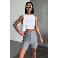 Zarif ve Şıklığı Bir Arada Sunan Yüksek Bel Krep Esnek Çimalı Çizgili Şort Gri