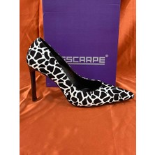 Lescarpe LES08 Siyah Beyaz Leopar Desenli Stiletto Sivri Burun Ince Topuk Şık ve Rahat Kadın Ayakkabı Özel Tasarım
