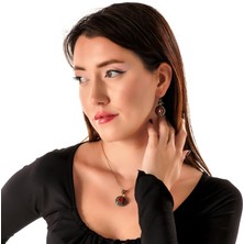 Atelier Leo Handmade Jewellery Kraliyet Çehresi Kırmızı Kadın 2'li Takı Seti Küpe Kolye Takım Bakır El Yapımı Kararma Yapmaz Kutulu