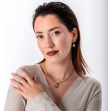 Atelier Leo Handmade Jewellery Klasik Gül Kadın 2'li Takı Seti Küpe Kolye Takım Bakır El Yapımı Kristal Taşlı Kararma Yapmaz Kutulu