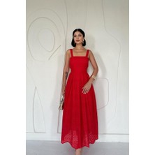 Kırmızı Askılı Aparatlı Brode Elbise