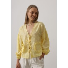 Kalp Detaylı Bağlamalı Brode Bluz - Sarı