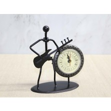 Metal Saatli Gitar Çalan Müzisyen