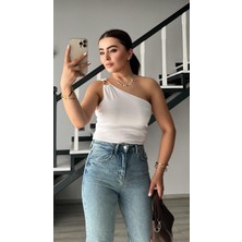 Beyaz Tek Omuz Aksesuar Detaylı Bluz