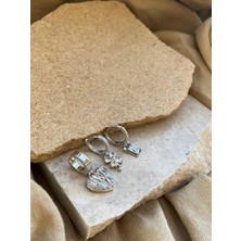 Gümüş Renkli Kalpli Taşlı Üçlü Küpe