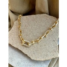 Altın Renkli Ucu Taşlı Zincir Kolye