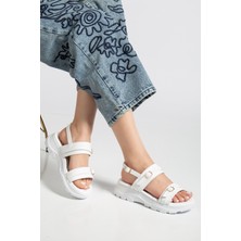 Kadın Beyaz Poli Taban Toka Detaylı Çift Bantlı Sandalet