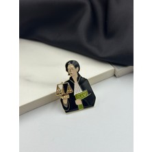 Adalet Terazisi Tutan Kadın Meslek Broşu Tasarım Yaka Iğnesi