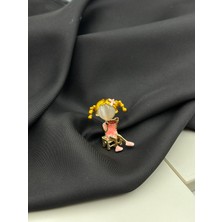 Sarı Saçlı Oturan Karpuz Yiyen Kız Broş Yaka Iğnesi