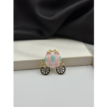 Pembe Mineli Prenses At Arabası Figürlü Broş Yaka Iğnesi