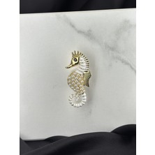 Beyaz Mineli Incili Deniz Atı Figürlü Broş Yaka Iğnesi