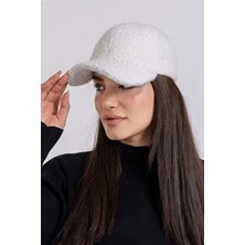 Ladycolor Peluş Ponpon Beyaz Şapka Suni Kürk Malzemeden Standart Beden Erkekler İçin Şık Tasarım