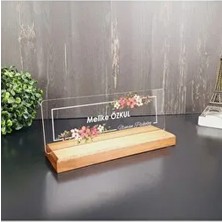 Hediye Kralı Çiçek Desenli Masa İsimliği Ahşap Tabanlı Şık Tasarım Renkli Ofis Dekoru