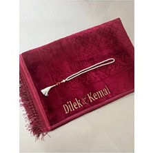 Peluş Kişiye Seccade Iplik Yazımı Bordo Pamuklu Malzemeden Yumuşak ve Kaliteli Tasarım 80 x 130 cm