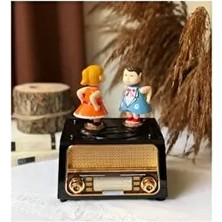 Öpüşen Çift Müzik Kutusu, Nostaljik Radyo Görünümlü