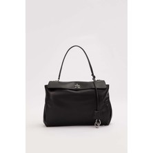 Siyah Çevirme Kilit Aksesuarlı Omuz Çantası