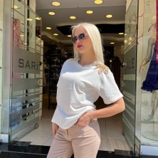 Çiçek Nakışlı Tişört