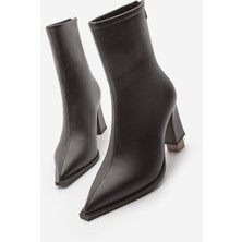 Marjin Kadın Topuklu Bot Sivri Burun Arkadan Fermuarlı Kalın Ökçe Kikas Kahve