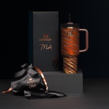 Stanley x Tyla Tyger Quencher H2.0 1.18 L (40 Oz) Pipetli Termos Bardak – Sınırlı Üretim, Tiger Desenli, Özel Kutu & Saten Çanta